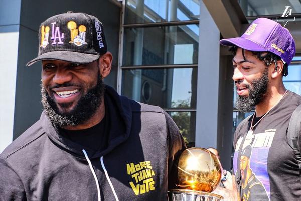 第57分鐘，伊沃比兜射，皮球竄入死角，富勒姆2