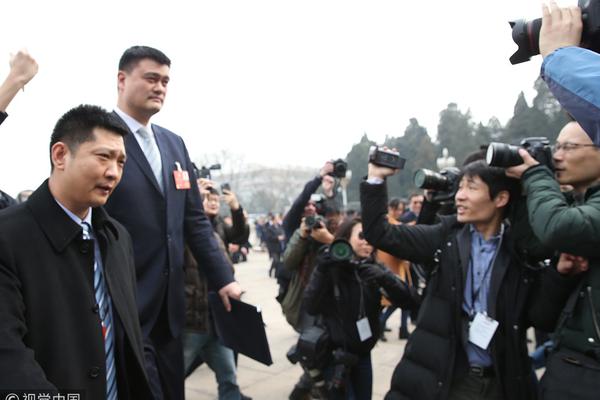 直播吧10月22日訊 亞冠精英聯(lián)賽東亞區第3輪，上海申花vsFC首爾，比賽第5分鐘，劉誠宇讓球，阿蘇埃近距離推射被對手門(mén)將神奇擋出。