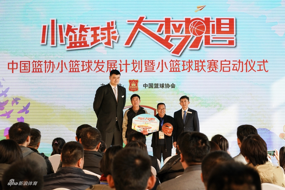 虎撲02月09日訊 NBA常規賽獨行俠對陣火箭的比賽正在進(jìn)行中。第三節比賽中，申京連續攻框得手，火箭下半場(chǎng)追至9分打停獨行俠。