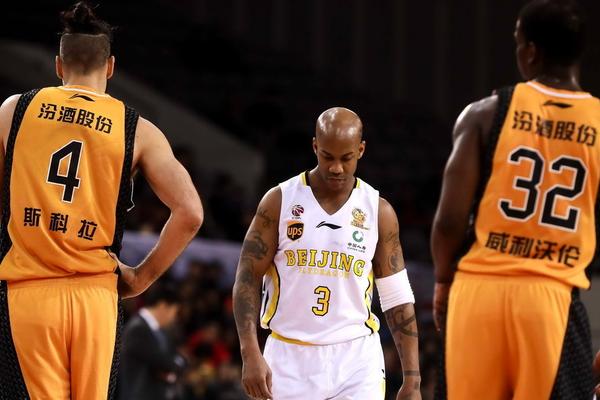 泰山痛快復仇！6球大勝?lài)?，京魯大戰最大比分，韓鵬振臂歡呼