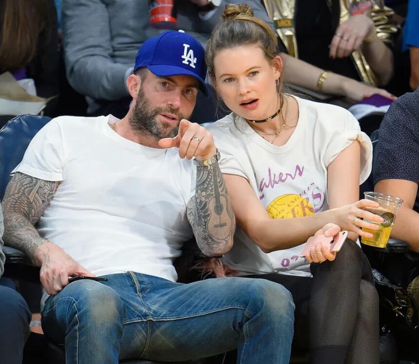 [流言板]球進(jìn)燈亮！祖巴茨發(fā)球送出長(cháng)傳，小瓊斯接球壓哨拋投打進(jìn)