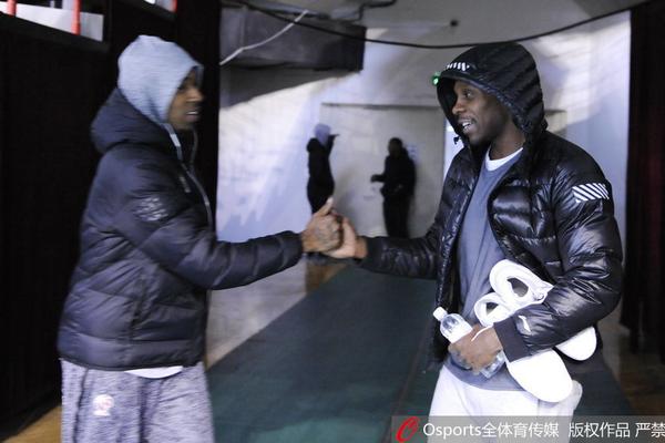 直播吧10月23日訊 NBA常規賽，活塞111-115不敵公牛。賽后，主帥比克斯塔夫接受了采訪(fǎng)。談及比賽失利，比克斯塔夫表示：“我認為我們在防守端遲遲未能展現出緊迫感?；旧?，我們前三節每節都讓對手得