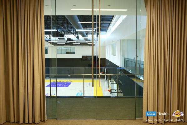 首先，團隊配置至關(guān)重要。坦克需要具備足夠的生命值和減傷技能，能有效吸引和承受boss的攻擊。治療職業(yè)要確保團隊成員的血量始終保持在安全線(xiàn)以上，合理分配治療技能。輸出職業(yè)則要全力打出高額傷害。進(jìn)入副本后