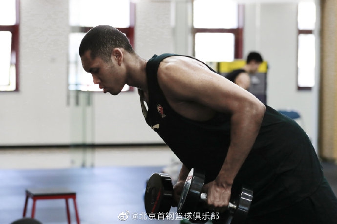 直播吧11月5日訊 老鷹主場(chǎng)127-112力克魔術(shù)。本場(chǎng)比賽杰倫-約翰遜發(fā)揮出色，出戰33分鐘11投6中，三分2中1，罰球5中4砍下17分6籃板5助攻1搶斷。