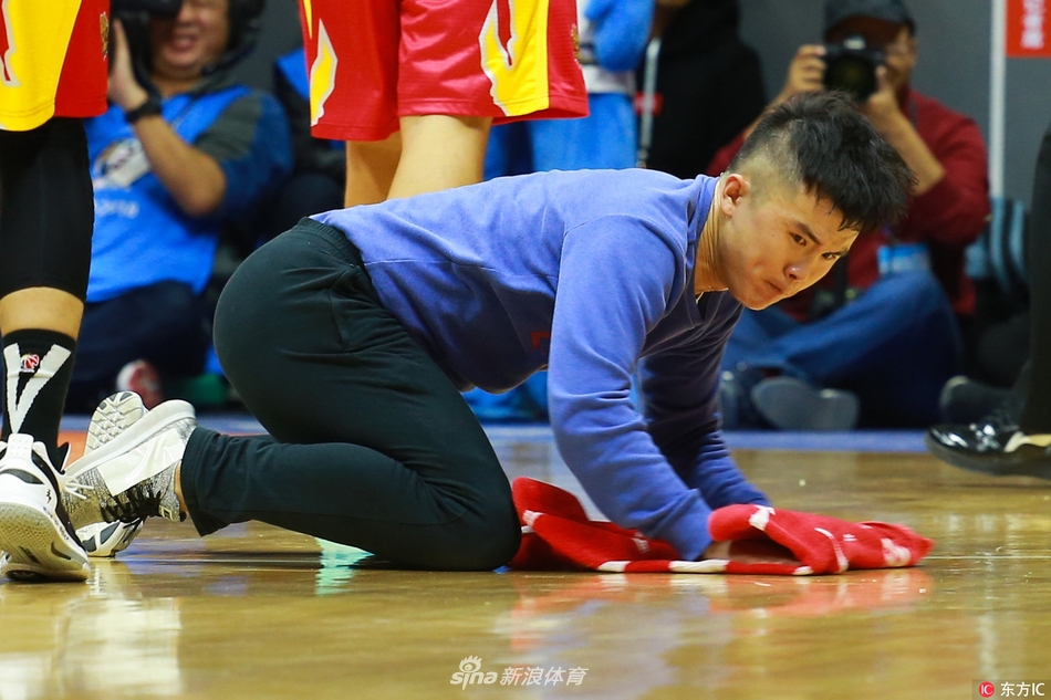 庫茲馬全場(chǎng)21中9，得到22分5籃板5助攻3搶斷