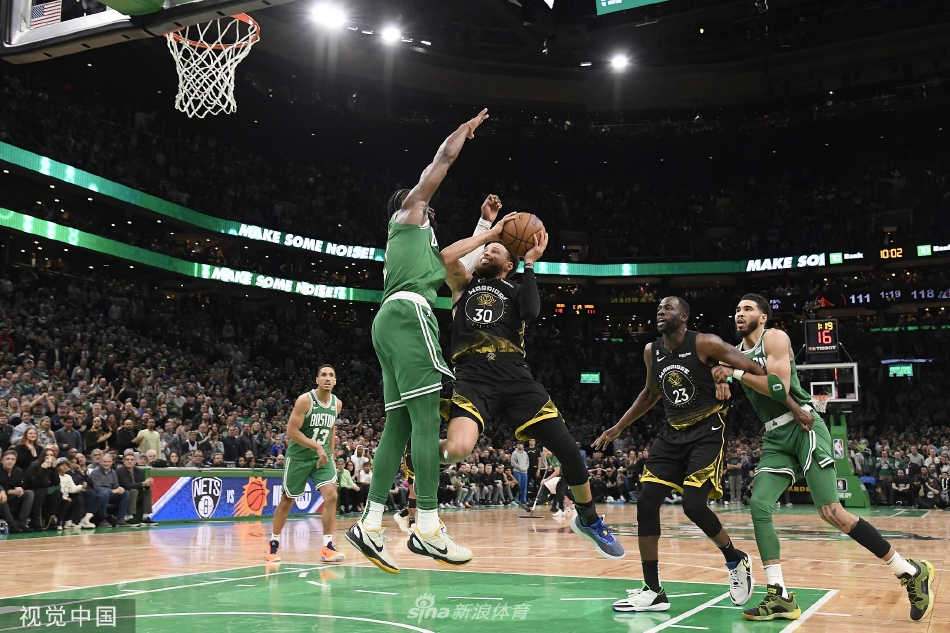 克萊賽后開(kāi)車(chē)與女友梅根回家 在車(chē)上也不停秀恩愛(ài)