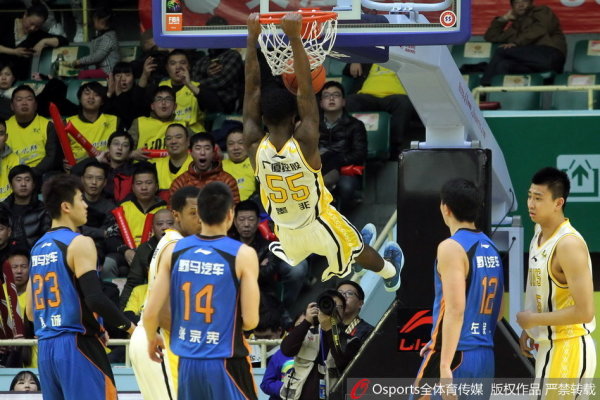 直播吧12月6日訊 NBA常規賽，雄鹿半場(chǎng)49-69落后76人。在上半場(chǎng)的比賽中，雄鹿球員小凱文·波特首發(fā)出戰了16分29秒，4投2中，三分2中1，得到5分1籃板6助攻1搶斷，還出現了4次失誤，正負值