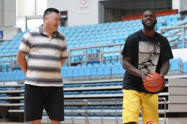 直播吧12月23日訊 NBA常規賽，黃蜂132-139不敵騎士?？四崤鍫柋緢?chǎng)繼續出色發(fā)揮，投籃11中6，三分9中5，罰球3中3拿到20分1籃板2助攻。據統計，克尼佩爾過(guò)去五場(chǎng)場(chǎng)均出戰36分鐘，場(chǎng)均得到