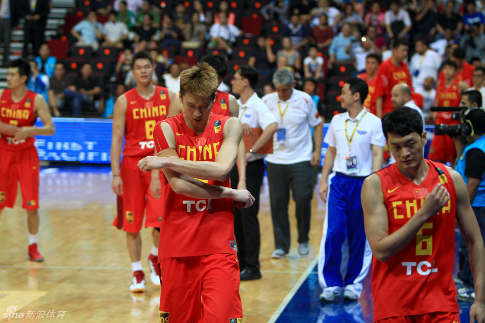 弗拉格&奎因交換球衣！鵜鶘官方曬照：從蒙特沃德隊友到NBA對手