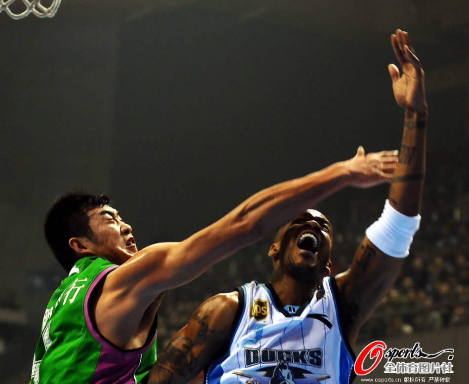 24直播網(wǎng)北京時(shí)間11月10日，NBA常規賽國王主場(chǎng)對陣森林狼，小薩博尼斯迎來(lái)復出，威少重回替補陣容。森林狼持續用出色的進(jìn)攻壓制國王，尤其二三兩節均是單節狂轟40分，森林狼前三節已經(jīng)領(lǐng)先27分優(yōu)勢提前