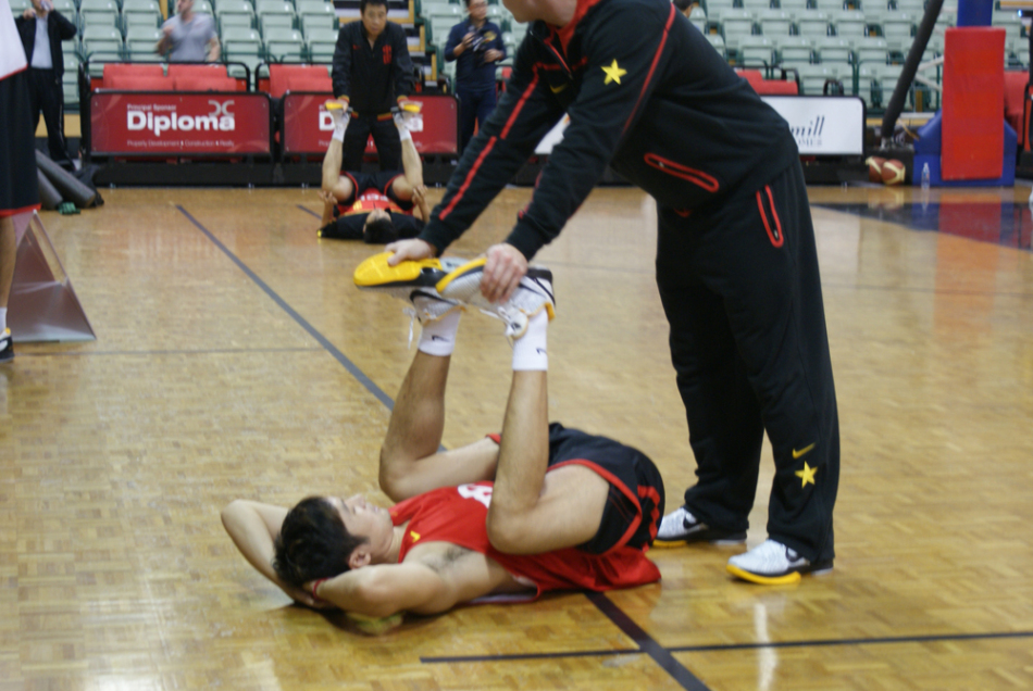 嚇人呀！鄧恩空切單臂要隔扣被戈貝爾犯規 平拍在地好在無(wú)礙