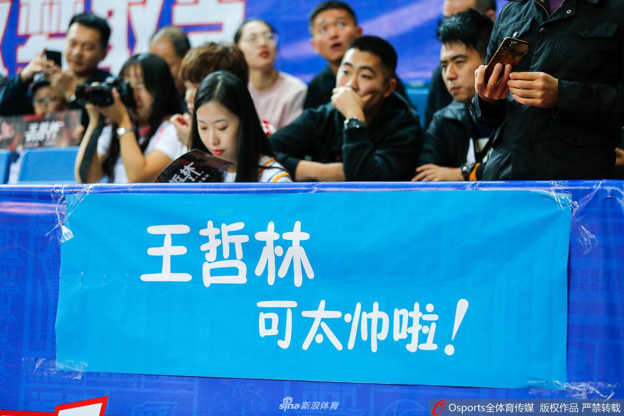 直播吧10月26日訊 NBA常規賽，掘金133比111擊敗太陽(yáng)。賽后球隊主帥小阿德?tīng)柭邮芰嗣襟w的采訪(fǎng)。小阿德?tīng)柭劦搅税⒙?戈登：“當你采訪(fǎng)他時(shí)，你了解到的關(guān)于他的任何東西，真實(shí)的他就是這樣的，在當