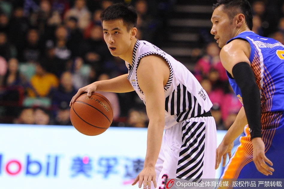 全場(chǎng)起立鼓掌！姆巴佩第90分鐘被貢薩洛換下，與阿隆索擊掌致意