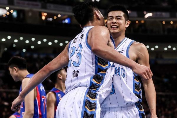 虎撲02月11日訊 NBA常規賽，熱火和凱爾特人的比賽正在進(jìn)行中。第一節比賽，塔特姆變向干拔三分仍不中，開(kāi)局5中0僅得2分。