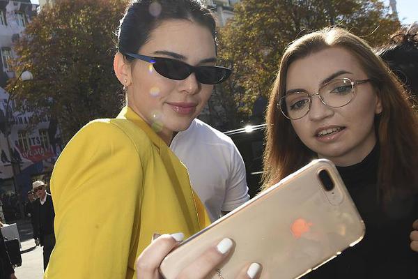 [流言板]秀起來(lái)！吉迪四分位長(cháng)傳助攻拉文，輕松起飛單臂滑翔劈扣