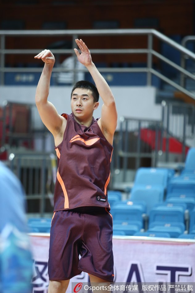 碰瓷了！狄龍想造犯規夸張倒地，隨后裁判果斷吹罰假摔