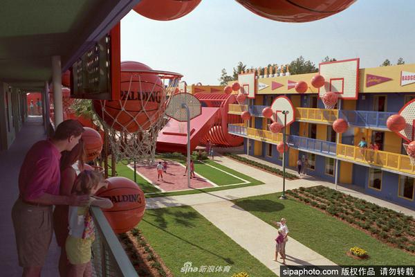 2025年12月28日 07:53:12 | 體育24小時(shí)熱點(diǎn)                 沙特聯(lián)第11輪，利雅得勝利主場(chǎng)3-0戰勝阿科多，C羅梅開(kāi)二度，生涯進(jìn)球數達到956球。賽后，C羅在社交媒