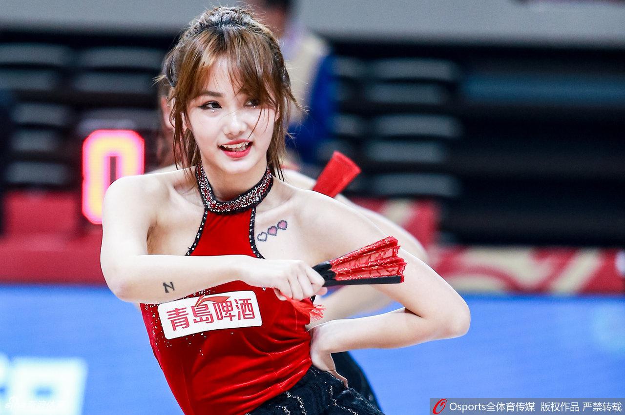 迷惑行為？恩比德被懷特迎面射中獻上神反應 原地鼓掌看懵全場(chǎng)