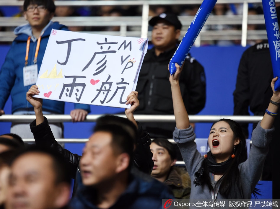 直播吧10月28日訊 NBA常規賽，凱爾特人122-90大勝鵜鶘。本場(chǎng)比賽中，解說(shuō)員透露，凱爾特人主教練馬祖拉對于球員在防守鵜鶘中鋒小喬丹時(shí)的表現不滿(mǎn)。馬祖拉在暫停時(shí)對球員們說(shuō)：“小喬丹4天前還是個(gè)街