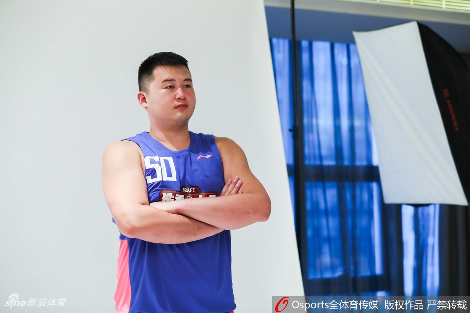 直播吧12月1日訊 NBA常規賽，猛龍94-116不敵尼克斯。賽后，拉賈科維奇接受了采訪(fǎng)。談及尼克斯球員哈特的表現，拉賈科維奇表示：“他是一位非常出色的球員，他在組織、籃板球方面都做得很棒。在我看來(lái)，