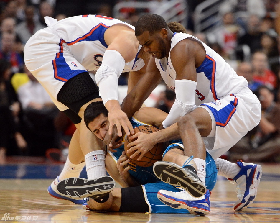 切爾西2-0領(lǐng)先10人阿賈克斯！凱塞多禁區外遠射折射后入網(wǎng)不吃白菜                                                                202