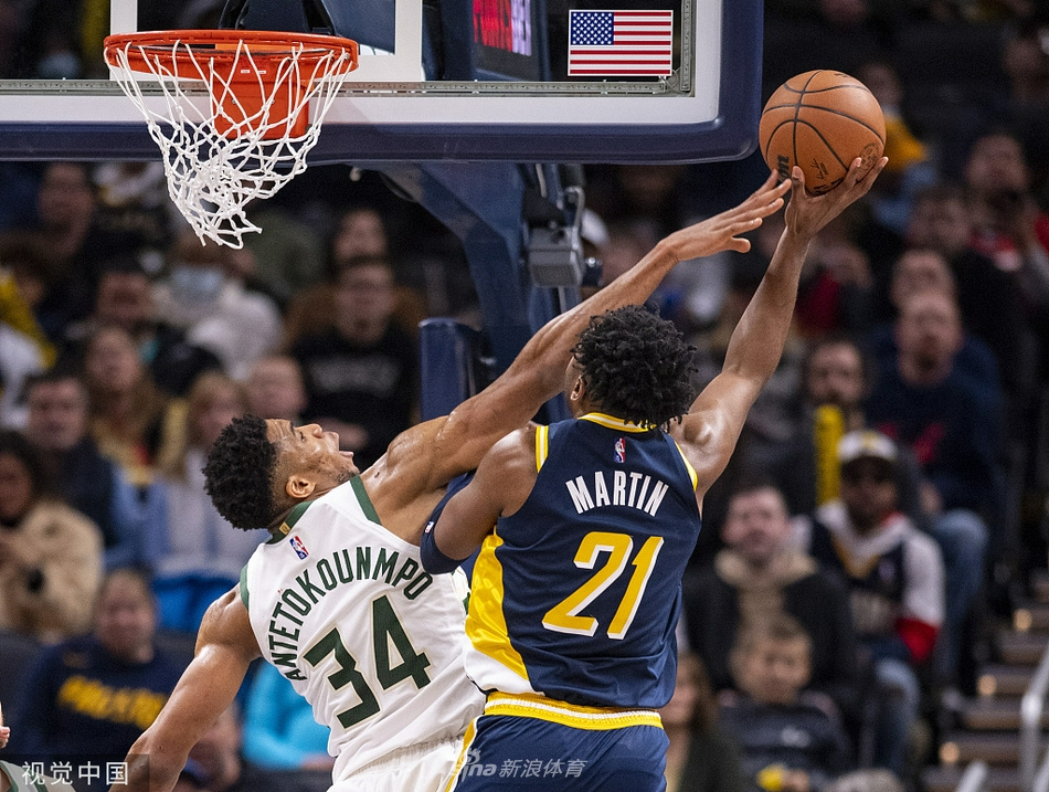 聊什么呢？太陽(yáng)記者曬照：訓練中努爾基奇與總經(jīng)理瓊斯溝通