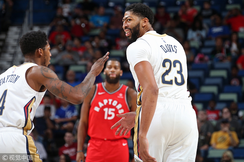 世體：萊萬(wàn)賽后被拍到一瘸一拐離開(kāi)球場(chǎng)，球員右腳踝受傷明顯