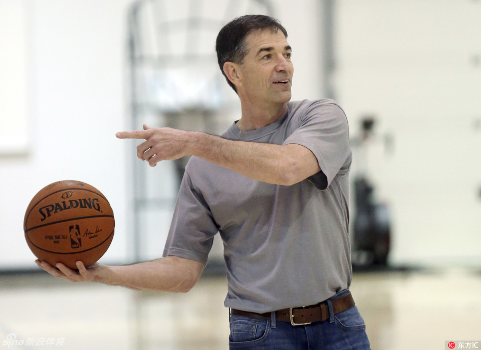 純躺贏(yíng)一把！喬治9中4得到9分6板4助1斷 還有4失誤5犯規