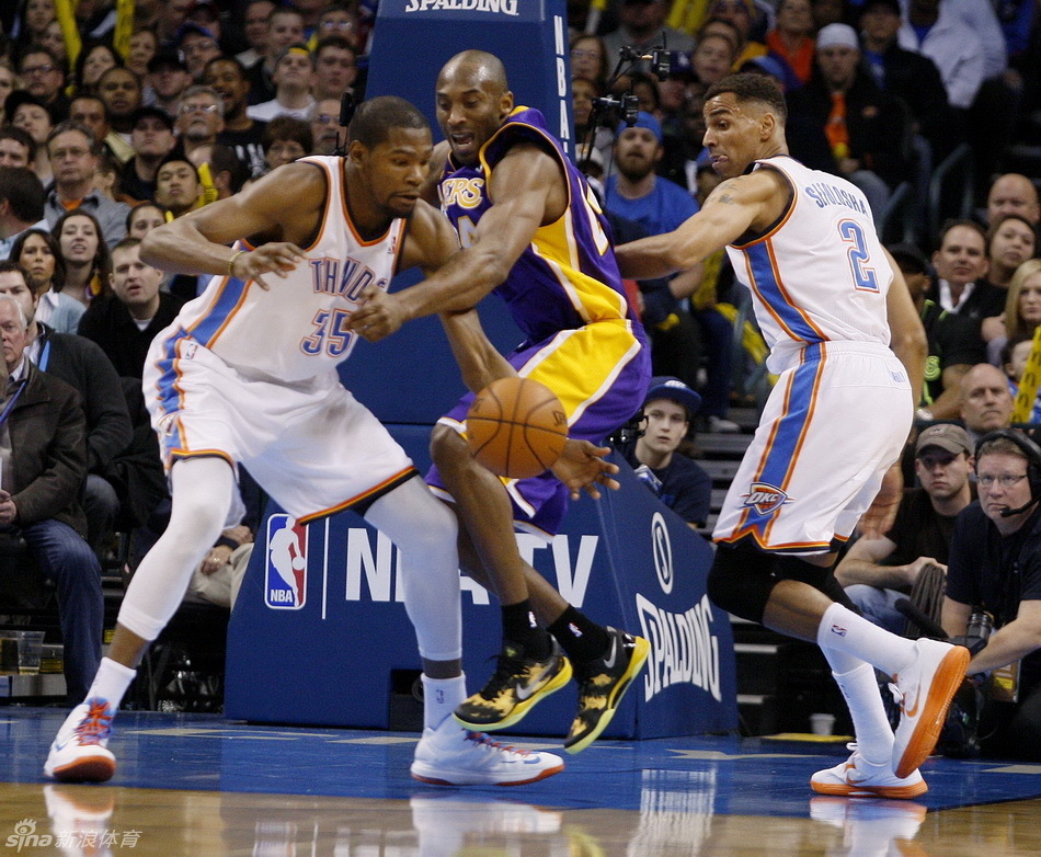 世體：萊萬(wàn)賽后被拍到一瘸一拐離開(kāi)球場(chǎng)，球員右腳踝受傷明顯