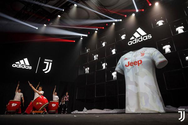 四川勝遼寧！周琦與二哥敘舊，韓德君開(kāi)心謝幕，四川全隊合影留念