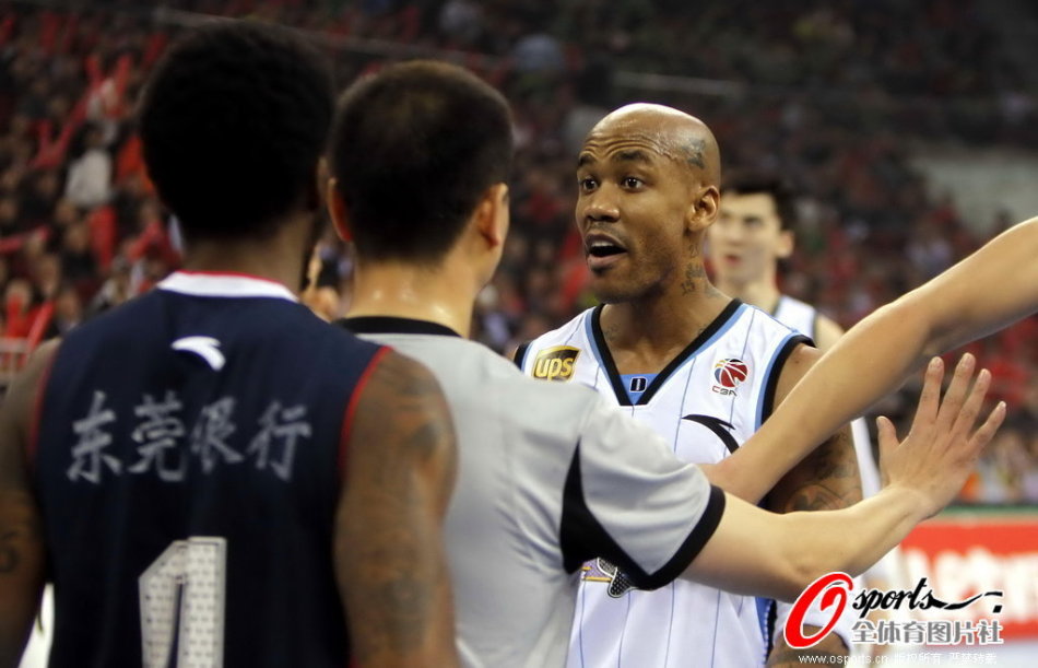 直播吧12月23日訊 NBA常規賽，騎士139-132力克黃蜂。本場(chǎng)比賽，此前因手部傷勢缺陣14場(chǎng)的梅里爾終于迎來(lái)復出，但進(jìn)攻端手感一般，尤其外線(xiàn)一球沒(méi)開(kāi)。他替補出戰26分鐘，7中2，三分4中0拿到4