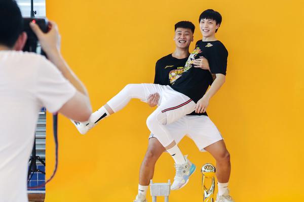 威少和三位不同的隊友同場(chǎng)砍過(guò)三雙 NBA歷史首人