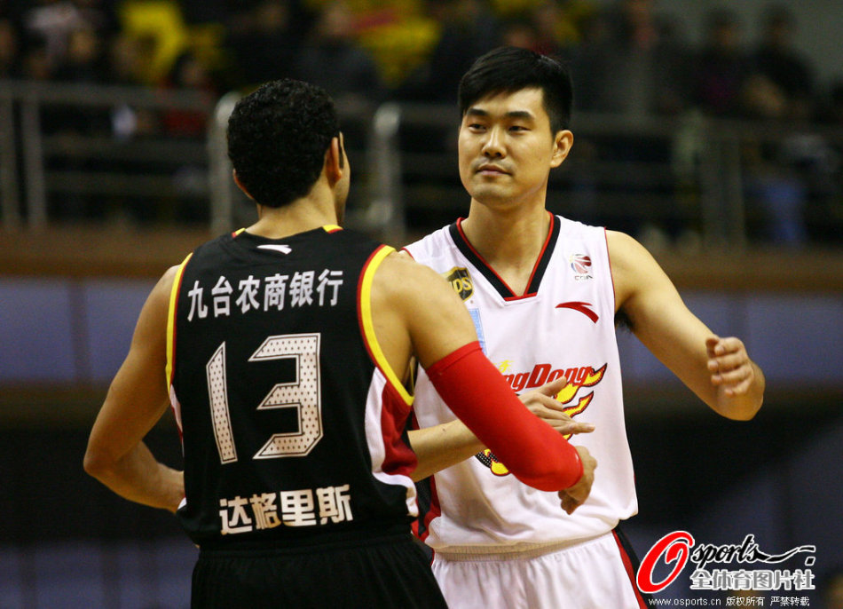 沒(méi)必要的犯規，回看卡塞米羅第一張黃牌，中場(chǎng)處放倒恩佐