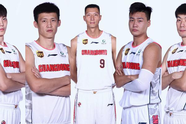 直播吧11月25日訊 今日NBA官方宣布，亞歷山大和米切爾分別當選25-26賽季第5周西部和東部周最佳球員。據統計，米切爾本賽季至今出戰16場(chǎng)，場(chǎng)均能砍下生涯新高的30.8分，并送出5.3次助攻，抓下