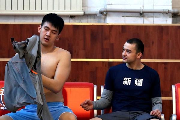 能否重返季后賽？喬治：我們看起來(lái)很棒，目前球隊很健康