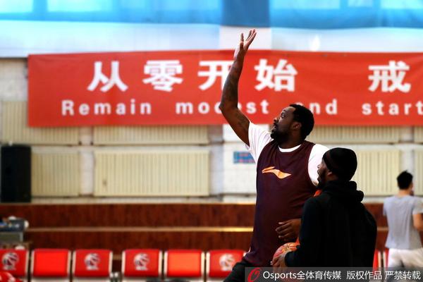 訪(fǎng)校第一站！郇斯楠曬出參觀(guān)普渡大學(xué)的照片：普渡大學(xué)男籃加油？