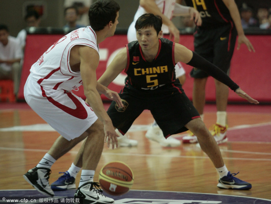 [流言板]詹姆斯一打三上籃被吹進(jìn)攻犯規，雷迪克抱怨判罰被吹技犯