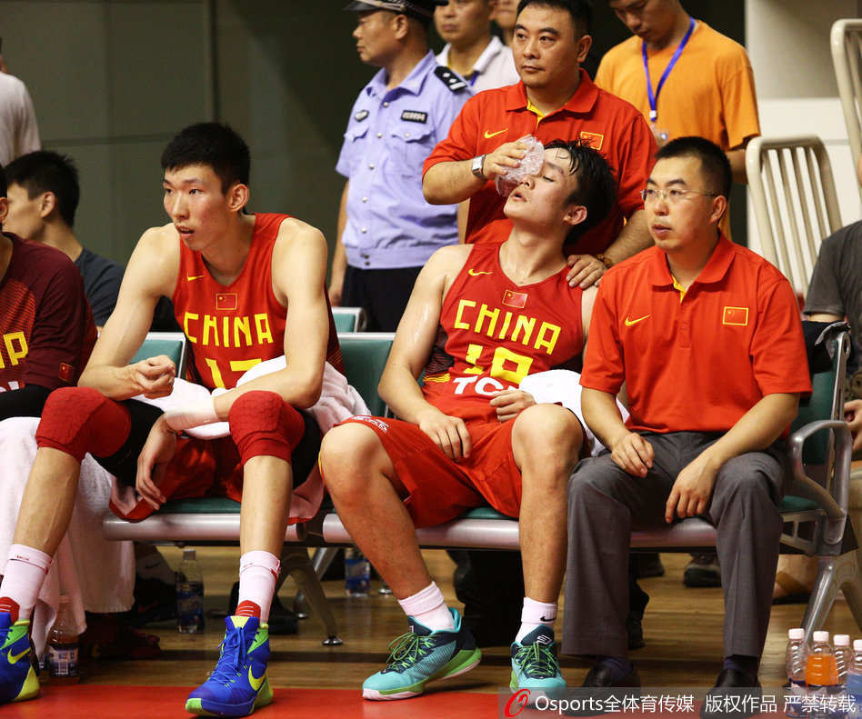直播吧10月26日訊 NBA常規賽，掘金133比111擊敗太陽(yáng)。賽后穆雷接受了采訪(fǎng)。談到為阿德?tīng)柭蚯?，穆雷說(shuō)：“他非常優(yōu)秀！他非常信任我——不僅信任我，也信任所有人。他給球員很大的自由度，聽(tīng)取你的意