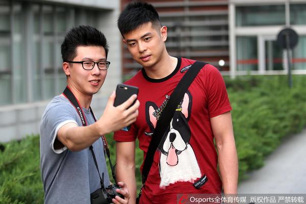 手起刀落！鮑爾超遠距離自信出手3分穩穩命中，公牛追至13分