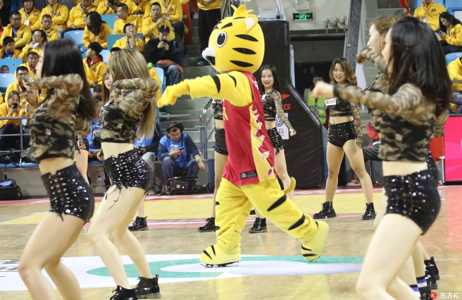 文班cos瘦長(cháng)鬼影！球員萬(wàn)圣節經(jīng)典裝扮 你給打幾分？