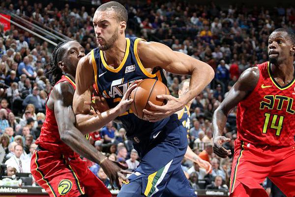 傷口不??！巴斯托尼場(chǎng)邊處理傷勢，右大腿一片血痕beltalowda                                                                202