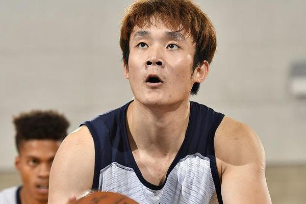 表現亮眼！愛(ài)德華茲全場(chǎng)砍下41分7籃板6助攻1封蓋