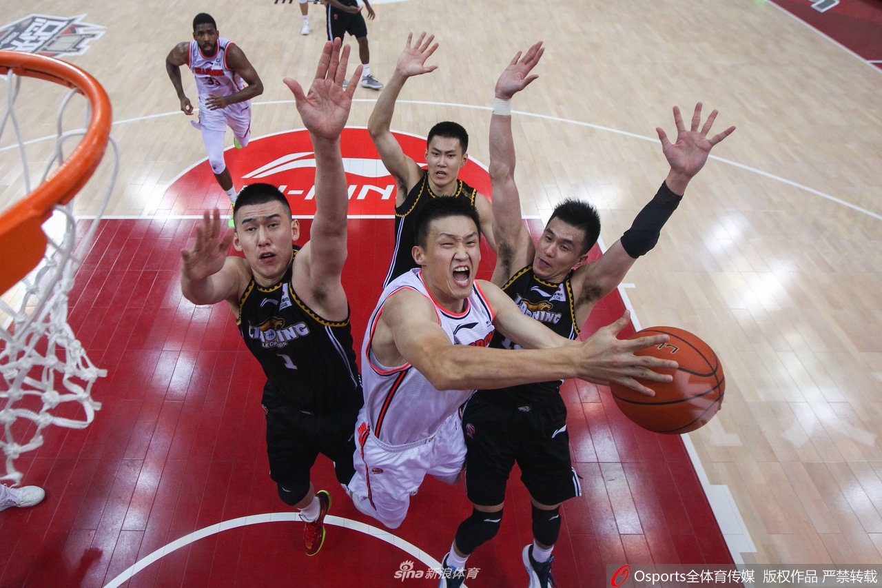虎撲02月11日訊 今日NBA常規賽獨行俠對陣國王的比賽正在進(jìn)行中。比賽第二節，蒙克弧頂送出助攻，拉文高高躍起完成空接砸扣。