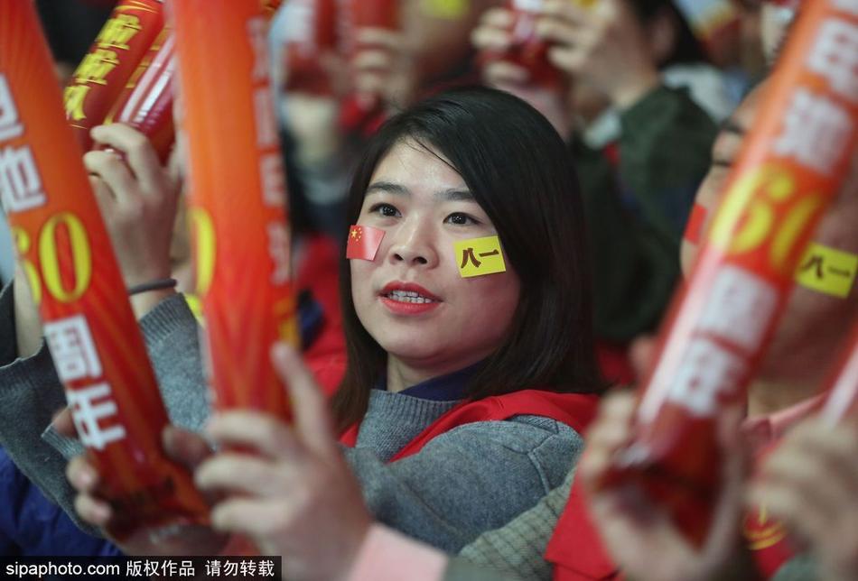 ??回不去了……33歲內馬爾兩次嘗試彩虹過(guò)人均失敗，被對手斷球