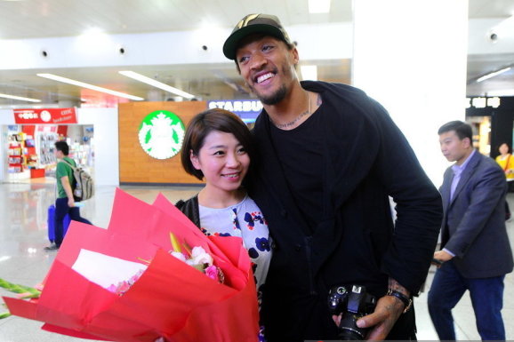 帶隊反超！字母哥雙手灌框砸扣，得到7分4籃板4助攻領(lǐng)先5分