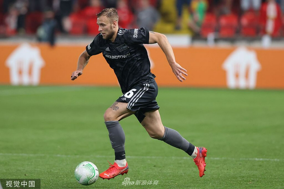 [流言板]重型坦克！蔡恩強硬頂開(kāi)防守拋投打進(jìn)已11分，鵜鶘迫近比分