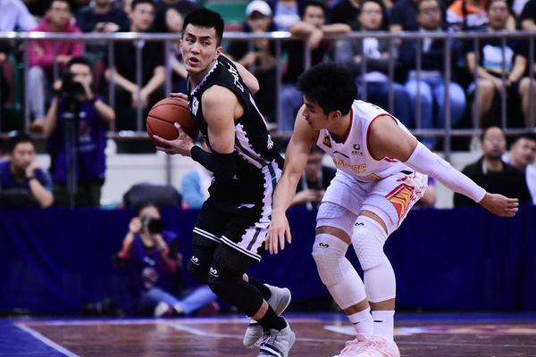 直播吧10月31日訊 今天，布克在訓練結束后接受了采訪(fǎng)。談及上場(chǎng)憾負灰熊，布克表示他本可以在倒數第二個(gè)回合表現得更好。至于最后7秒出手的制勝球，他并不后悔那次選擇，因為球離命中就差一點(diǎn)點(diǎn)。他表示：“經(jīng)