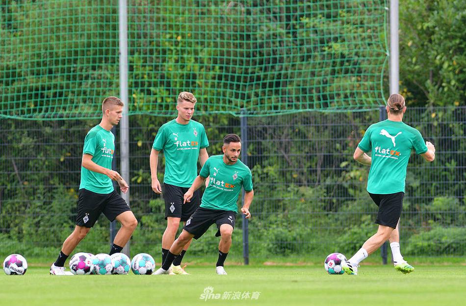 瓜迪奧拉迎執教1000場(chǎng)里程碑，曼城主場(chǎng)球迷展出巨幅TIFO致敬