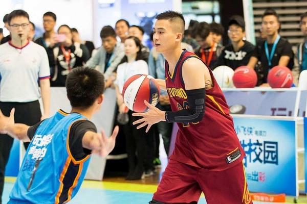 先發(fā)制人！埃利斯首節7中5獨得13分 三分5中3