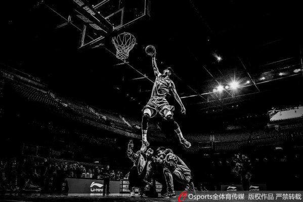直播吧10月1日訊 WNBA季后賽半決賽G5，王牌半場(chǎng)47-45領(lǐng)先狂熱。上半場(chǎng)，王牌球星阿賈-威爾遜表現出色，得分兩隊最高并且填滿(mǎn)數據欄，在17分半的時(shí)間里，投籃13中5，罰球6中4，砍下14分4籃